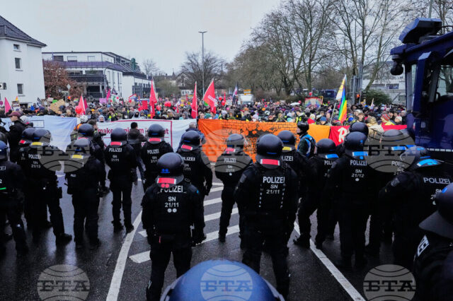 Полицаи охраняват протеста срещу учредяването на новата младежка организация на „Алтернатива за Германия“ в град Гисен, 29 ноември 2025 година.