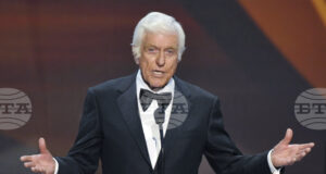 Дик Ван Дайк призна, че през 60-те години е бил канен да играе Джеймс Бонд, но отказва заради акцента си