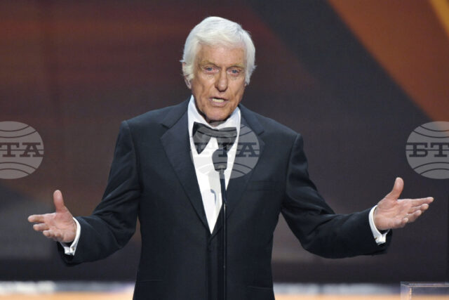 Дик Ван Дайк призна, че през 60-те години е бил канен да играе Джеймс Бонд, но отказва заради акцента си