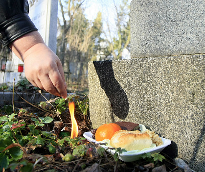 Днес е Архангелова задушница – почитаме починалите си близки Задушница