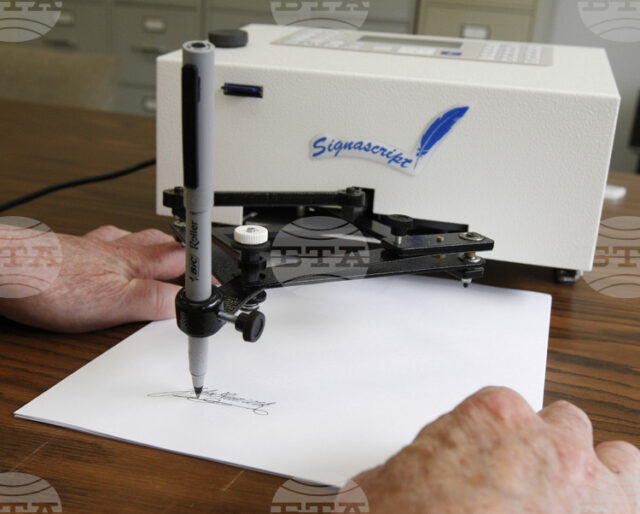 Доналд Тръмп обяви, че отменя всички укази, подписани от предшествника Доналд Тръмп обяви, че отменя всички укази, подписани от предшествника му Джо Байдън с така наречената автописалка