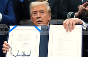 Доналд Тръмп подписа закона за край на бюджетната парализа в САЩ ОБНОВЕНА Никога няма да позволим това да се случи отново, каза Тръмп, след като подписа закона за край на бюджетната парализа в САЩ