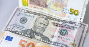 Еврото отстъпва в сутрешната търговия