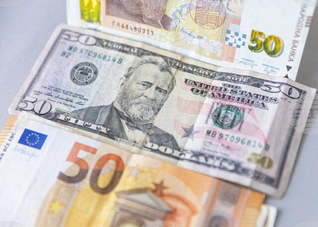 Еврото отстъпва в сутрешната търговия Еврото отстъпва в сутрешната търговия