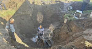 Екипи на ВиК-Хасково работят по голяма авария по магистрален водопровод от село Ябълково към областния град