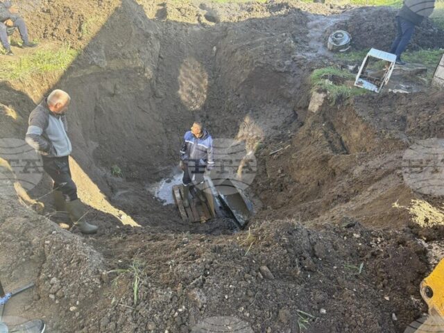 Екипи на ВиК-Хасково работят по голяма авария по магистрален водопровод от село Ябълково към областния град