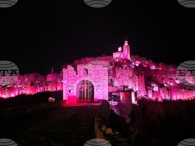 За първи път в 40-годишната история на спектакъла „Звук и светлина“ на хълма Царевец ще прожектират двете му версии в един ден