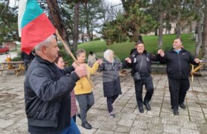 За четиристотен път жители на хасковското село Орлово извиха неделно хоро