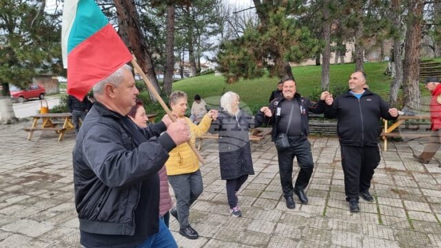 За четиристотен път жители на хасковското село Орлово извиха неделно хоро