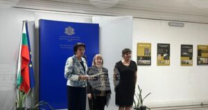 Заместник-министър Емилия Лазарова откри в МОН изложбата "Ново училище за нови времена" на Националния музей на образованието в Габрово