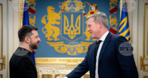 краинският президент Володимир Зеленски се ръкува с американския министър на сухопътните войски Дан Дрискол в Киев, 20 ноември 2025 г.