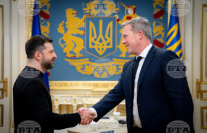 Западни издания коментират съгласието на Зеленски да преговоря по мирния план на Тръмп краинският президент Володимир Зеленски се ръкува с американския министър на сухопътните войски Дан Дрискол в Киев, 20 ноември 2025 г.