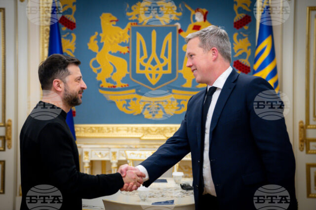 краинският президент Володимир Зеленски се ръкува с американския министър на сухопътните войски Дан Дрискол в Киев, 20 ноември 2025 г.