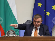 Заседанието на парламента беше подновено и веднага след това закрито