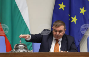 Заседанието на парламента беше подновено и веднага след това закрито Заседанието на парламента беше подновено и веднага след това закрито