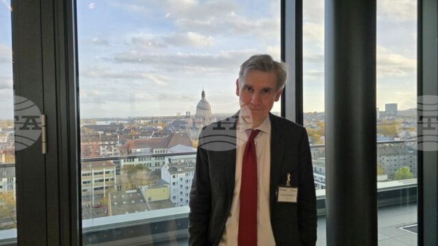 ИНТЕРВЮ Присъединяването към еврозоната е само една от стъпките по ИНТЕРВЮ
Присъединяването към еврозоната е само една от стъпките по обещаващия път, по който е поела икономиката на България, каза за БТА проф. д-р Филип Хармс