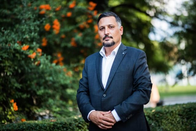 Изгониха школата на министър Бачев от читалището, в което се Делян Георгиев