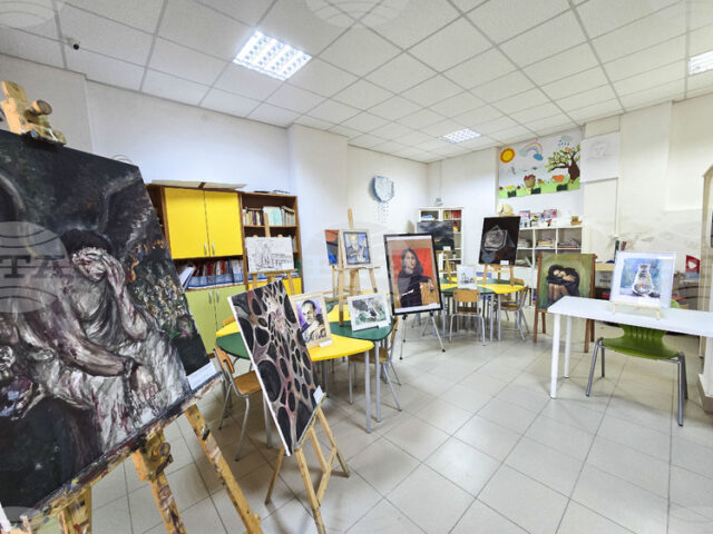 Изложбата "Будни" представя творби на панагюрски художници в местните училища