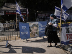 Израел съобщи, че Червеният кръст е получил от „Хамас“ тленните останки на военнослужещ на име Хадар Голдин, който е бил убит през 2014 г. Израел съобщи, че Червеният кръст е получил от "Хамас" тленните останки на военнослужещ на име Хадар Голдин, който е бил убит през 2014 г.