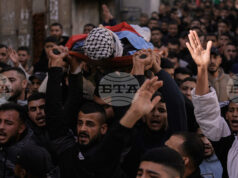 Израелската армия заяви, че е убила палестинец, който хвърлил взривно устройство по време на нейна операция на Западния бряг Израелската армия заяви, че е убила палестинец, който хвърлил взривно устройство по време на нейна операция на Западния бряг