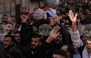 Израелската армия заяви, че е убила палестинец, който хвърлил взривно устройство по време на нейна операция на Западния бряг Израелската армия заяви, че е убила палестинец, който хвърлил взривно устройство по време на нейна операция на Западния бряг