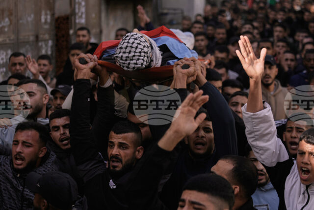 Израелската армия заяви, че е убила палестинец, който хвърлил взривно Израелската армия заяви, че е убила палестинец, който хвърлил взривно устройство по време на нейна операция на Западния бряг