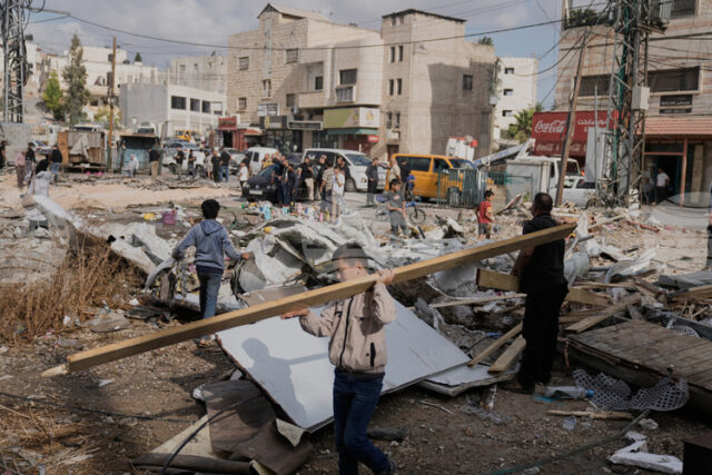 Израелската армия каза, че е убила на Западния бряг двама Израелската армия каза, че е убила на Западния бряг двама младежи, които са хвърляли коктейли "Молотов"