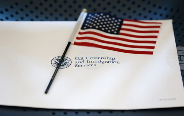 Имиграционните служби на САЩ спират да обработват всички молби от афганистански граждани след атаката във Вашингтон