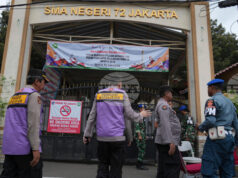 Индонезийската полиция откри подозрително прахово вещество при разследването на експлозиите в джамия в Джакарта