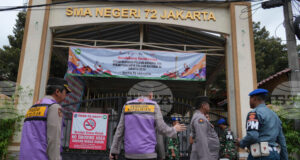 Индонезийската полиция откри подозрително прахово вещество при разследването на експлозиите в джамия в Джакарта