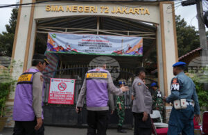 Индонезийската полиция откри подозрително прахово вещество при разследването на експлозиите в джамия в Джакарта Индонезийската полиция откри подозрително прахово вещество при разследването на експлозиите в джамия в Джакарта