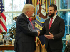 Американският президент Доналд Тръмп се ръкува със сирийския си колега Ахмед аш Шараа в Овалния кабинет, 10 ноември 2025 г.