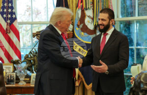 Американският президент Доналд Тръмп се ръкува със сирийския си колега Ахмед аш Шараа в Овалния кабинет, 10 ноември 2025 г.