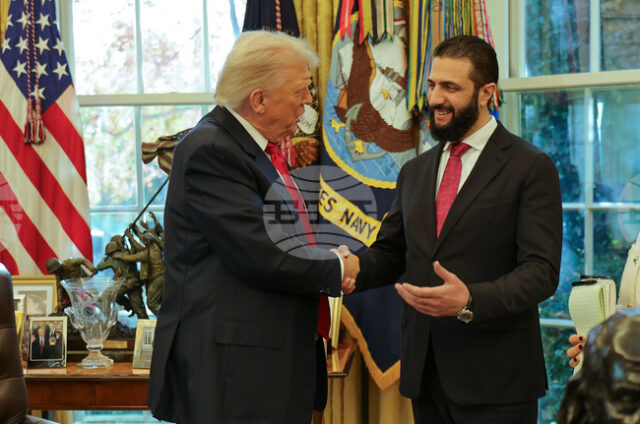 Американският президент Доналд Тръмп се ръкува със сирийския си колега Ахмед аш Шараа в Овалния кабинет, 10 ноември 2025 г.