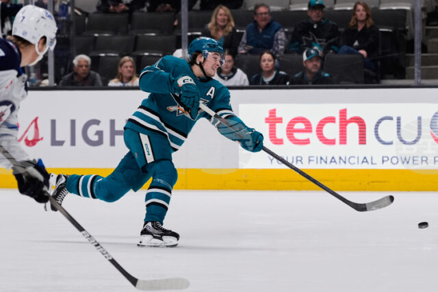 Канадецът Маклин Селебрини вече има 23 точки след гол и Канадецът Маклин Селебрини вече има 23 точки след гол и асистенция при победата на Сан Хосе над Уинипег в НХЛ