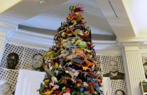 Коледно дърво с хиляди оригами ще бъде изложено в Природонаучния музей в Ню Йорк от понеделник Коледно дърво с хиляди оригами ще бъде изложено в Природонаучния музей в Ню Йорк от понеделник