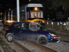 Лек автомобил навлезе на трамвайните релси в района на „Руски паметник“ в София Лек автомобил навлезе на трамвайните релси в района на "Руски паметник" в София