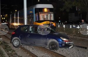 Лек автомобил навлезе на трамвайните релси в района на „Руски паметник“ в София Лек автомобил навлезе на трамвайните релси в района на "Руски паметник" в София