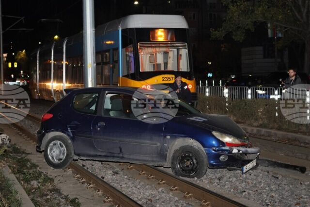 Лек автомобил навлезе на трамвайните релси в района на "Руски Лек автомобил навлезе на трамвайните релси в района на "Руски паметник" в София