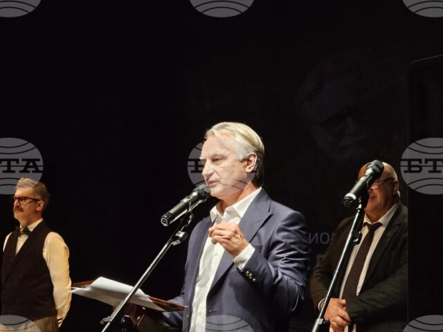 Литературата е, за да превръща преживяването в памет, каза Захари Карабашлиев при получаването на националната награда "Елиас Канети" в Русе