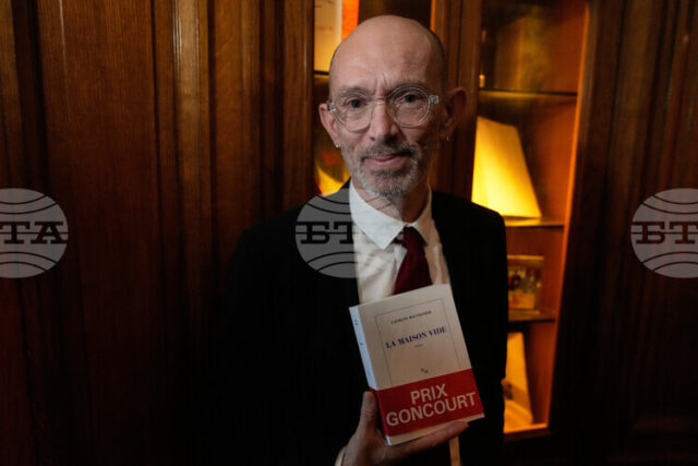 Лоран Мовиние спечели наградата "Гонкур" за романа си "Празната къща"