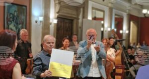 Маестро Райчо Христов получи престижното отличие „Кристално огърлие“, а камерния оркестър „Орфей“ – „Златна лира“ по повод юбилея на оркестъра