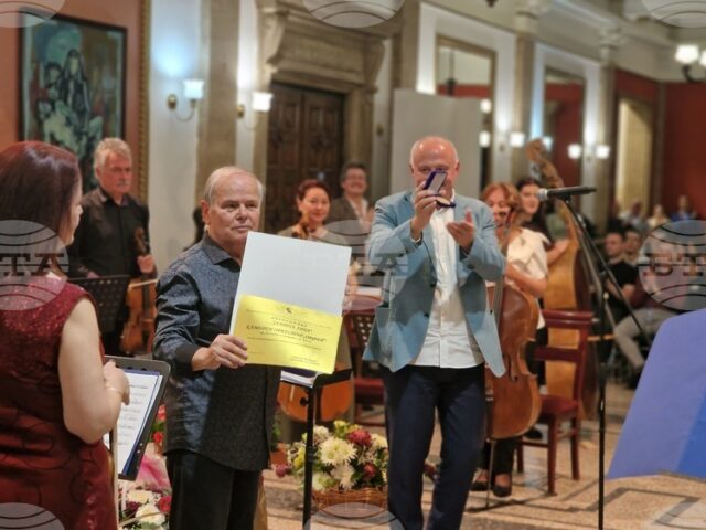 Маестро Райчо Христов получи престижното отличие „Кристално огърлие“, а камерния Маестро Райчо Христов получи престижното отличие „Кристално огърлие“, а камерния оркестър „Орфей“ – „Златна лира“ по повод юбилея на оркестъра