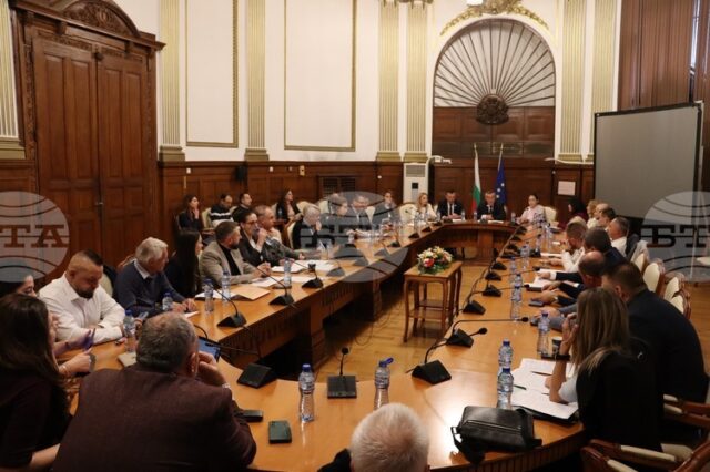 Министър Георги Тахов и представители на сектор "Земеделие" обсъдиха два Министър Георги Тахов и представители на сектор "Земеделие" обсъдиха два законопроекта за браншовите организации