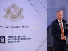 И в момента продължава записването на първокласниците, очаква се да са около 57 000 през новата учебна година, каза министър Красимир Вълчев