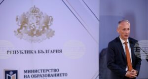 И в момента продължава записването на първокласниците, очаква се да са около 57 000 през новата учебна година, каза министър Красимир Вълчев