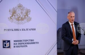 И в момента продължава записването на първокласниците, очаква се да са около 57 000 през новата учебна година, каза министър Красимир Вълчев