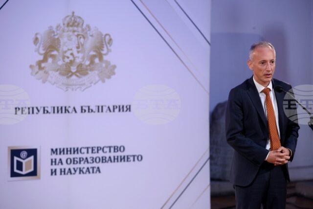 И в момента продължава записването на първокласниците, очаква се да са около 57 000 през новата учебна година, каза министър Красимир Вълчев