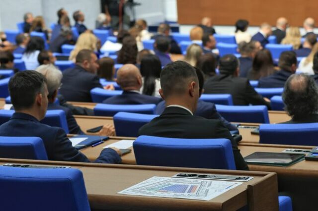 НС обсъжда повторно промените във върнатия от президента закон „Лукойл“ народно събрание