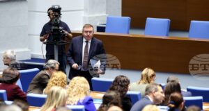 НС отхвърли искането на "Възраждане" да бъде изслушан финансовият министър във връзка с въвеждането от 2026 г. на софтуер за търговските обекти